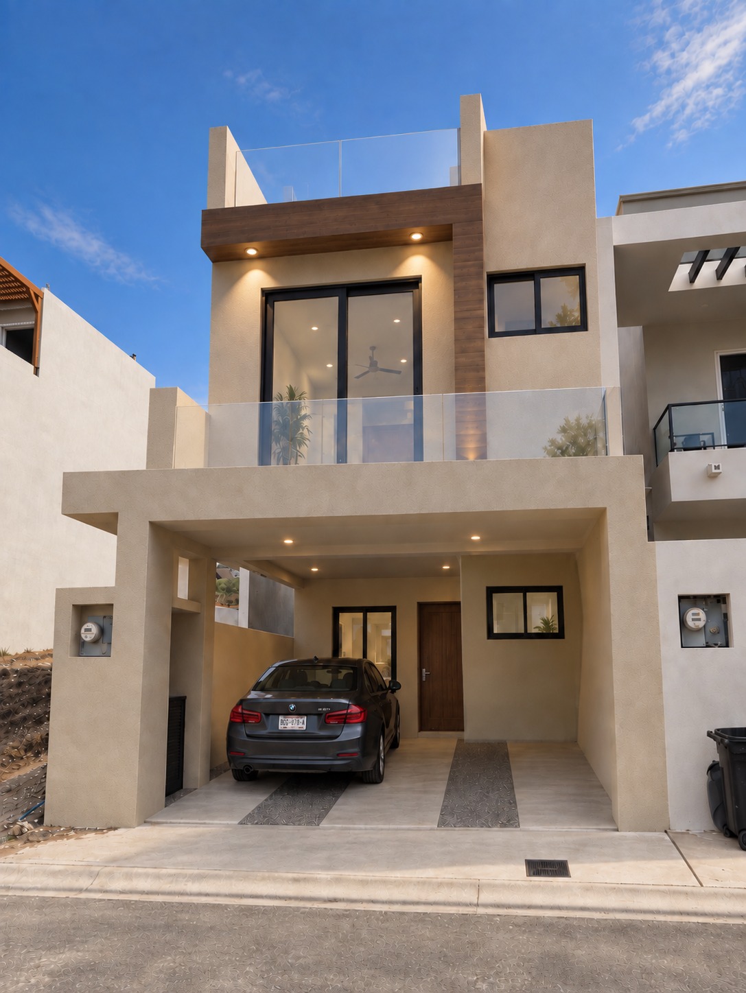 Fachada de una casa terminada del desarrollo Punta Azul, con cochera y roof deck
