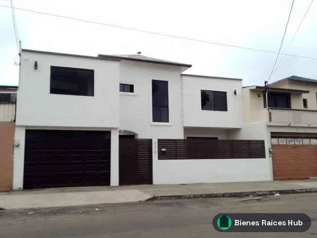 Fachada de la residencia en la Sección Monumental, Playas de Tijuana